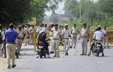 GURUGRAM INDIA HAZİRAN 28 AĞUSTOS 2023 Raipur 'da Brij Mandal Yatra nedeniyle Sohna Chowk yakınlarında Vishwa Hindu Parishad tarafından 287 Ağustos 2023' te Hindistan Gurugram 'da Parveen Kumar Hindustan Times tarafından çekilmiştir.