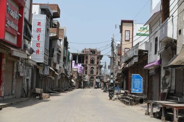 GURUGRAM INDIA 28 AĞUSTOS 2023, Naleshwar Mahadev mandir 'den Vishwa Hindu Parishad' ın Brij Mandal Yatra çağrısıyla terk edilmiş Nuh Pazarı manzarası, 287 Ağustos 2023, Gurugram Hindistan fotoğraf: Parveen Kumar Hindustan Times