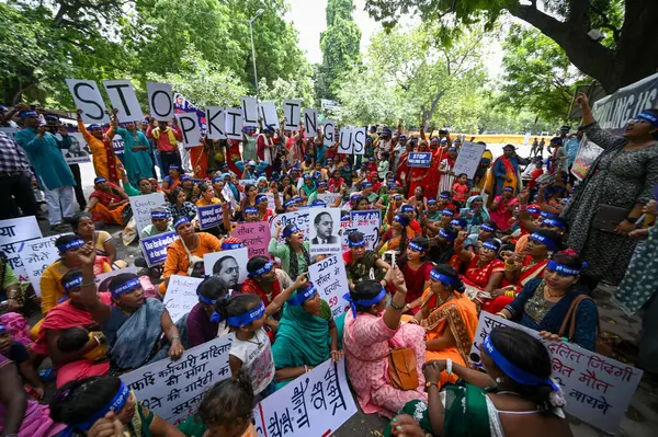 stock image NEW DELHI INDIA AUGUST 28 2023 Safai Karmachari Andolan workers along with family members of the people who were killed in sewer and septic tanks stage a protest against Central government during Stop Killing Us campaign at Jantar Mantar on August 28