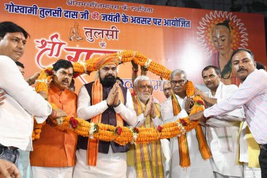 PATNA INDIA AUGust 27 Ağustos 2023 Birlik Bakanı Ashwini Kumar Choubey Bihar BJP başkanı Samrat Choudhary ve diğerleri 27 Ağustos 2023 tarihinde Vidyapati Bhawan 'da Goswami Tulsidas Jayanti fonksiyonu sırasında süsleniyorlar. Fotoğraf: Santosh Kumar Hindu