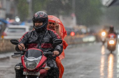 MUMBAI INDIA AĞUSTOS 27 Ağustos 2023 İnsanlar 27 Ağustos 2023 'te Dadar' da yağmurdan geçiyorlar Hindistan Fotoğrafı: Satish Bate Hindustan Times