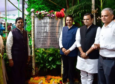 MUMBAI INDIA AUGust 27 Ağustos 2023 Devendra Fadnavis Maharashtra Meclis Başkanı Rahul Narvekar ve Bakan Mangal Prabhat Lodha 27 Ağustos 2023 tarihinde Mumbai Hindistan 'da Bhushan Koyande Hindustan tarafından çekilmiştir. 