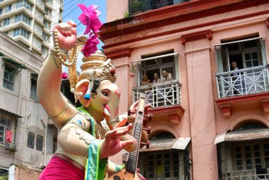 MUMBAI INDIA 27 AĞUSTOS 2023 Dindarları, Ganesh Chaturthi festivali öncesinde 27 Ağustos 2023 'te Bhushan Koyande Hindustan Times' ın hazırladığı bir pandala Ganesh Chaturthi heykeli taşıdılar.