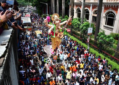 MUMBAI INDIA 27 AĞUSTOS 2023 Dindarları, Ganesh Chaturthi festivali öncesinde 27 Ağustos 2023 'te Bhushan Koyande Hindustan Times' ın hazırladığı bir pandala Ganesh Chaturthi heykeli taşıdılar.