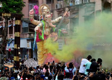 MUMBAI INDIA 27 AĞUSTOS 2023 Dindarları, Ganesh Chaturthi festivali öncesinde 27 Ağustos 2023 'te Bhushan Koyande Hindustan Times' ın hazırladığı bir pandala Ganesh Chaturthi heykeli taşıdılar.