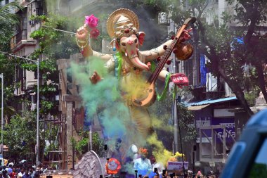 MUMBAI INDIA 27 AĞUSTOS 2023 Dindarları, Ganesh Chaturthi festivali öncesinde 27 Ağustos 2023 'te Bhushan Koyande Hindustan Times' ın hazırladığı bir pandala Ganesh Chaturthi heykeli taşıdılar.