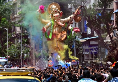 MUMBAI INDIA 27 AĞUSTOS 2023 Dindarları, Ganesh Chaturthi festivali öncesinde 27 Ağustos 2023 'te Bhushan Koyande Hindustan Times' ın hazırladığı bir pandala Ganesh Chaturthi heykeli taşıdılar.