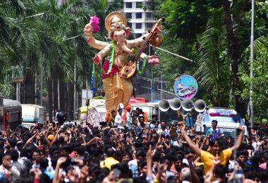 MUMBAI INDIA 27 AĞUSTOS 2023 Dindarları, Ganesh Chaturthi festivali öncesinde 27 Ağustos 2023 'te Bhushan Koyande Hindustan Times' ın hazırladığı bir pandala Ganesh Chaturthi heykeli taşıdılar.