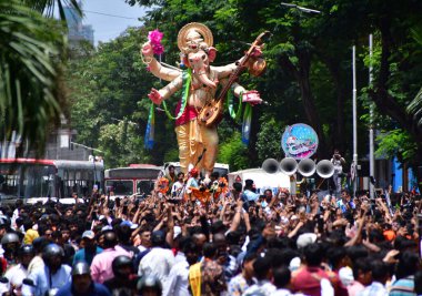 MUMBAI INDIA 27 AĞUSTOS 2023 Dindarları, Ganesh Chaturthi festivali öncesinde 27 Ağustos 2023 'te Bhushan Koyande Hindustan Times' ın hazırladığı bir pandala Ganesh Chaturthi heykeli taşıdılar.