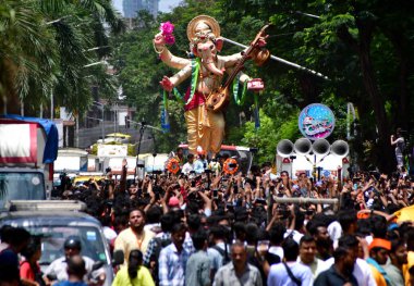 MUMBAI INDIA 27 AĞUSTOS 2023 Dindarları, Ganesh Chaturthi festivali öncesinde 27 Ağustos 2023 'te Bhushan Koyande Hindustan Times' ın hazırladığı bir pandala Ganesh Chaturthi heykeli taşıdılar.