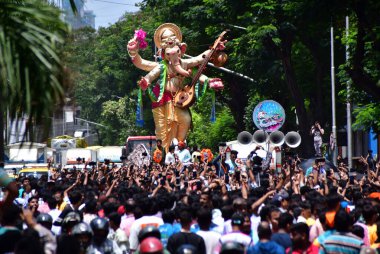 MUMBAI INDIA 27 AĞUSTOS 2023 Dindarları, Ganesh Chaturthi festivali öncesinde 27 Ağustos 2023 'te Bhushan Koyande Hindustan Times' ın hazırladığı bir pandala Ganesh Chaturthi heykeli taşıdılar.