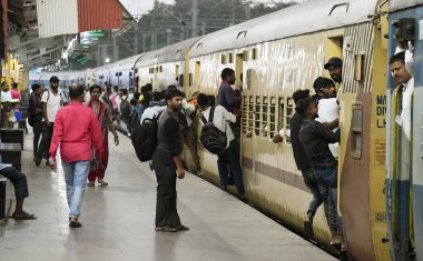 PATNA INDIA AUGust 26 AUGust 2023 Öğretmen İşe Alma 2023 sınavının son günü olan Santosh Kumar Hindustan Times 'ın Patna Hindistan Fotoğrafı' nda 26 Ağustos 2023 tarihinde tren istasyonunda toplandı.