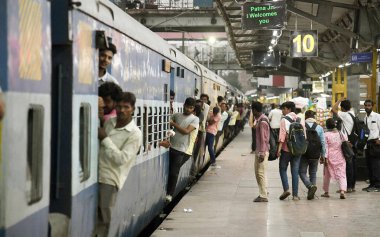 PATNA INDIA AUGust 26 AUGust 2023 Öğretmen İşe Alma 2023 sınavının son günü olan Santosh Kumar Hindustan Times 'ın Patna Hindistan Fotoğrafı' nda 26 Ağustos 2023 tarihinde tren istasyonunda toplandı.