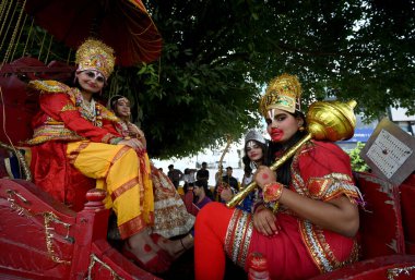 ISKCON tapınağı tarafından düzenlenen ve Krishna Janmashtami 'nin 18. Sektör 33' ten 26 Ağustos 2023 'te Noida Hindistan' da Noida Ghosh Hindustan Times 'ın düzenlediği törene NOIDA INDIA AĞUSTOS 26 AĞUSTOS katılıyor.