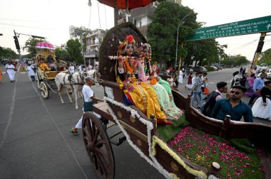 ISKCON tapınağı tarafından düzenlenen ve Krishna Janmashtami 'nin 18. Sektör 33' ten 26 Ağustos 2023 'te Noida Hindistan' da Noida Ghosh Hindustan Times 'ın düzenlediği törene NOIDA INDIA AĞUSTOS 26 AĞUSTOS katılıyor.