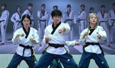 GURUGRAM INDIA 26 AĞUSTOS 2023 Kore Kültür ve Turizm Festivali sırasında bir grup Koreli dansçı Kore Kültür Spor ve Turizm Bakanlığı tarafından Ambience Mall 'da 26 Ağustos 2023' te Sarhul gişesi yakınlarında Gurugram 'da gerçekleştirildi.