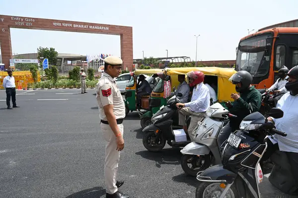 YENİ DELHI INDIA 26 AĞUSTOS 2023 Trafik Polisi ve Trafik Polisi, 26 Ağustos 2023 tarihinde Yeni Delhi Hindistan 'da Bharat Mandapam Pragati Meydan' da yapılacak G20 zirvesi öncesinde G20 delegeleri için bir Karavan provası yaparken durduruluyor.