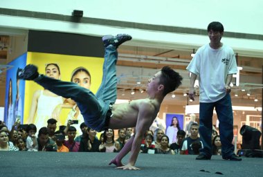 GURUGRAM INDIA 26 AĞUSTOS 2023 Kore Kültür ve Turizm Festivali sırasında bir grup Koreli dansçı Kore Kültür Spor ve Turizm Bakanlığı tarafından Ambience Mall 'da 26 Ağustos 2023' te Sarhul gişesi yakınlarında Gurugram 'da gerçekleştirildi.