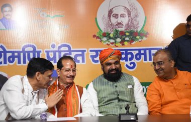 PATNA INDIA AUGust 25 Ağustos 2023 Bihar BJP Başkanı Samrat Choudhary Union Bakanı Nityanand Rai muhalefet lideri Vijay Sinha ve Pandit Rajkumar Shukla Jayanti fonksiyonu sırasında 25 Ağustos 2023 tarihinde Patna Hindistan 'da Santosh Ku