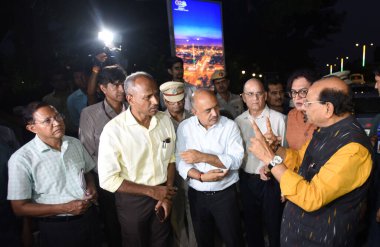 NEW DELHI INDIA 25 AĞUSTOS 25 AĞUSTOS 2023 Delhi LG Vinai Kumar Saxena, 25 Ağustos 2023 tarihinde Yeni Delhi Hindistan 'da Sonu Mehta Hindustan Times tarafından hazırlanan Rajghat' tan Dilli Kapısı 'na uzanan G20 hazırlıklarını gözden geçiriyor.