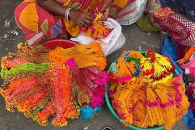 NEW DELHI INDIA 25 AĞUSTOS 2023 Sadar Bazar 'da Rakhi satan satıcılar 25 Ağustos 2023 tarihinde Raksha Bandhan festivali öncesinde Yeni Delhi' de çekilmiştir. Fotoğraf: Salman Ali Hindustan Times