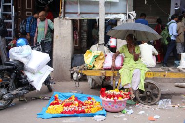 NEW DELHI INDIA 25 AĞUSTOS 2023 Sadar Bazar 'da Rakhi satan satıcılar 25 Ağustos 2023 tarihinde Raksha Bandhan festivali öncesinde Yeni Delhi' de çekilmiştir. Fotoğraf: Salman Ali Hindustan Times 