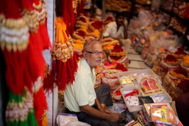 NEW DELHI INDIA 25 AĞUSTOS 2023 Sadar Bazar 'da Rakhi satan satıcılar 25 Ağustos 2023 tarihinde Raksha Bandhan festivali öncesinde Yeni Delhi' de çekilmiştir. Fotoğraf: Salman Ali Hindustan Times 