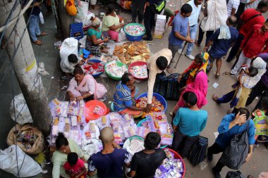 NEW DELHI INDIA 25 AĞUSTOS 2023 Sadar Bazar pazarında 25 Ağustos 2023 Raksha Bandhan festivali öncesinde Yeni Delhi Hindistan Fotoğrafı: Salman Ali Hindustan Times 