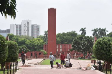 NEW DELHI INDIA 24 AĞUSTOS 24 Ağustos 2023 Jantar Mantar 'da 24 Ağustos 2023 tarihinde Yeni Delhi Hindistan' da Jantar Mantar gökyüzünün uyumunu ölçmek için araçlar anlamına gelir 13 mimari astronomi enstrümanından oluşmaktadır.