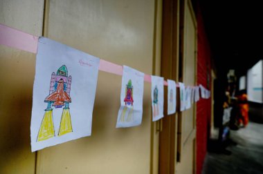 NOIDA INDIA AUGust 23 AUGust 2023 Okul öğrencisi Chandrayaan 3 'ü Sector 20 Brahmanand Public' te 23 Ağustos 2023 tarihinde Noida Hindistan 'da yaptı Chandrayaan 3 iniş modülü başarılı bir şekilde Hindistan' ın ilk nati 'si oldu.