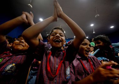 23 Ağustos 2023 tarihinde Noida Hindistan 'da 20. Bölge Brahmananda Devlet Okulu' na inen Chandrayaan 3 canlı yayınını izleyen NOIDA INDIA 23 AĞUSTOS okul öğrencileri, Chandrayaan 3 modülü başarılı bir şekilde Mo iniş yaptı.