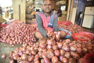 NAVI MUMBAI INDIA 22 AĞUSTOS 2023 APMC Pazar Sektörü 18 Ağustos 2023 tarihinde Navi Mumbai Hindistan 'da soğan satıcısının manzarası uzun bir düşüş sonrasında yine yükselişe geçerek merkez hükümet için endişe kaynağı oldu.