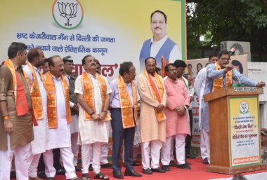 NEW DELHI INDIA 22 AUGust BJP Başkan Yardımcısı & Delhi Sorumlu Baijayant Jay Panda parti çalışanı ve medya çalışanlarına Delhi BJP Başkanı Virendra Sachdeva Lok Sabha Milletvekili Harshvardhan Ramesh Bidhuri Pravesh Verma ve diğer BJP lea