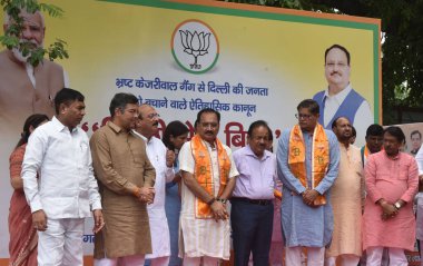NEW DELHI INDIA 22 AUGust BJP Başkan Yardımcısı & Delhi Yetkili Baijayant Jay Panda ve Delhi BJP Başkanı Virendra Sachdeva Lok Sabha Milletvekili Harshvardhan Pravesh Verma ve diğer BJP liderleri Delhi BJ Parti Kampanyası için Mobil Vans 'ı başlatmadan önce