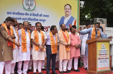 NEW DELHI INDIA 22 AUGust BJP Başkan Yardımcısı & Delhi Sorumlu Baijayant Jay Panda parti çalışanı ve medya çalışanlarına Delhi BJP Başkanı Virendra Sachdeva Lok Sabha Milletvekili Harshvardhan Ramesh Bidhuri Pravesh Verma ve diğer BJP lea