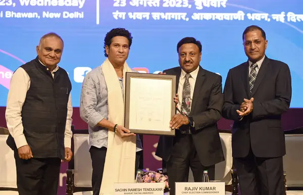 stock image NEW DELHI INDIA AUGUST 23 2023 Former cricketer Sachin Tendulkar with Chief Election Commissioner Rajiv Kumar Election Commissioners Anup Chandra Pandey and Arun Goel and other dignitaries during an event where he was recognised as the National Icon 