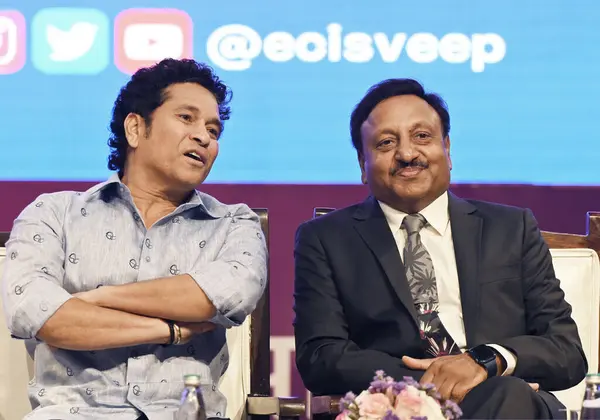 stock image NEW DELHI INDIA AUGUST 23 2023 Former cricketer Sachin Tendulkar with Chief Election Commissioner Rajiv Kumar during an event where he was recognised as the National Icon of the Election Commission to encourage greater voter participation in the elec