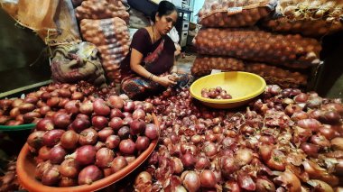 THANE INDIA AĞUSTOS 2 2023 Thane APMC pazarında 21 Ağustos 2023 tarihinde uzun süren soğan fiyatları düşüşünün ardından merkez hükümet için tekrar yükselişe geçerek Maliye Bakanlığı 