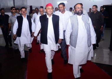 LUCKnow INDIA AUGSTOS 21 Ağustos 2023 Samajwadi Parti Ulusal Başkanı Akhilesh Yadav ve SP lideri Swami Prasad Maurya, 21 Ağustos 2023 tarihinde Indira Gandhi Pratishthan 'da düzenlenen OBC konferansında Deepak Gupta Hindustan Times tarafından çekilmiştir.