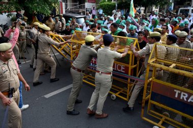 NOIDA INDIA 21 AĞUSTOS 21 AĞUSTOS Noida Otorite 6. Sektör 'den yola çıkan çiftçilerin geçit töreni, 21 Ağustos 2023' te Noida Hindistan 'da bulunan Noida MLA Pankaj Singh ofisini açık bir amaçla kuşatmıştır. Fotoğraf: Sunil Ghosh Hindustan Times