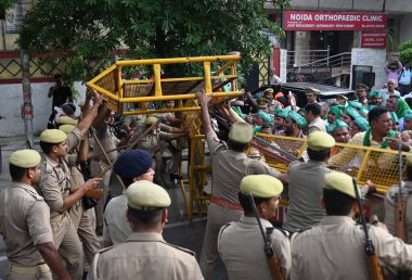 NOIDA INDIA 21 AĞUSTOS 2023 Çiftçiler 21 Ağustos 2023 tarihinde Noida Hindistan 'da 26. Bölge' de Noida MLA Pankaj Singh ofisine baskın düzenledi. 