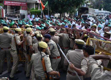 NOIDA INDIA 21 AĞUSTOS 2023 Çiftçiler 21 Ağustos 2023 tarihinde Noida Hindistan 'da 26. Bölge' de Noida MLA Pankaj Singh ofisine baskın düzenledi. 