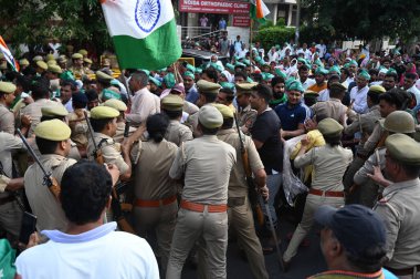 NOIDA INDIA 21 AĞUSTOS 2023 Çiftçiler 21 Ağustos 2023 tarihinde Noida Hindistan 'da 26. Bölge' de Noida MLA Pankaj Singh ofisine baskın düzenledi. 