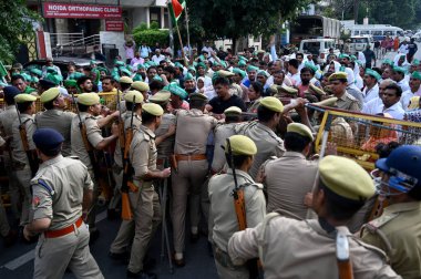 NOIDA INDIA 21 AĞUSTOS 2023 Çiftçiler 21 Ağustos 2023 tarihinde Noida Hindistan 'da 26. Bölge' de Noida MLA Pankaj Singh ofisine baskın düzenledi. 