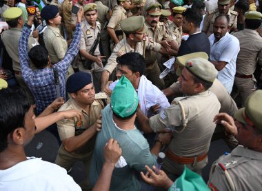 NOIDA INDIA 21 AĞUSTOS 2023 Çiftçiler 21 Ağustos 2023 tarihinde Noida Hindistan 'da 26. Bölge' de Noida MLA Pankaj Singh ofisine baskın düzenledi. 