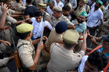 NOIDA INDIA 21 AĞUSTOS 2023 Çiftçiler 21 Ağustos 2023 tarihinde Noida Hindistan 'da 26. Bölge' de Noida MLA Pankaj Singh ofisine baskın düzenledi. 