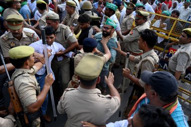 NOIDA INDIA 21 AĞUSTOS 2023 Çiftçiler 21 Ağustos 2023 tarihinde Noida Hindistan 'da 26. Bölge' de Noida MLA Pankaj Singh ofisine baskın düzenledi. 