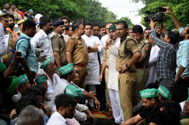 NOIDA INDIA 21 AĞUSTOS 2023 Çiftçiler Noida MLA Pankaj Singh 'in ofisini 21 Ağustos 2023 tarihinde Noida Hindistan' da ele geçirdiler. Fotoğraf Sunil Ghosh Hindustan Times tarafından çekilmiştir. 