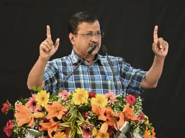 NEW DELHI INDIA 21 AĞUSTOS 2023 Delhi Genel Sekreteri Arvind Kejriwal, 21 Ağustos 2023 tarihinde Thyagraj Stadyumu 'nda MCD Belediye Başkanı Shelly Oberoi eşliğinde ayın 1' inde maaşlarını almak üzere MCD çalışanlarına Daimi İş Mektupları dağıttıktan sonra konuştu.