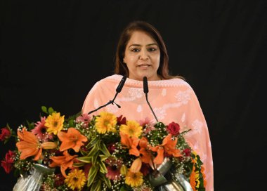 NEW DELHI INDIA 21 AĞUSTOS MCD Belediye Başkanı Shelly Oberoi, 21 Ağustos 2023 tarihinde Thyagraj Stadyumu 'nda düzenlenen Teşekkür Kejriwal Ji etkinliğinde konuşuyor.